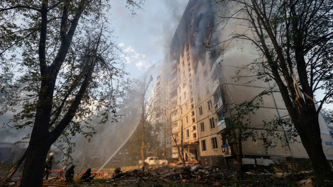 Русия атакува с ракети жилищен район в украинския град Харков