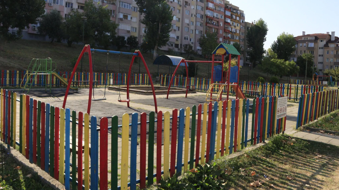 Ремонт на детските площадки и спортните зони в „Еленово 1“ в Благоевград