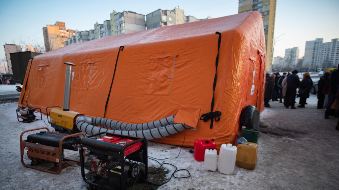 Подслон за останали без ток и отопление в Киев, Украйна, 17 януари 2026 г.