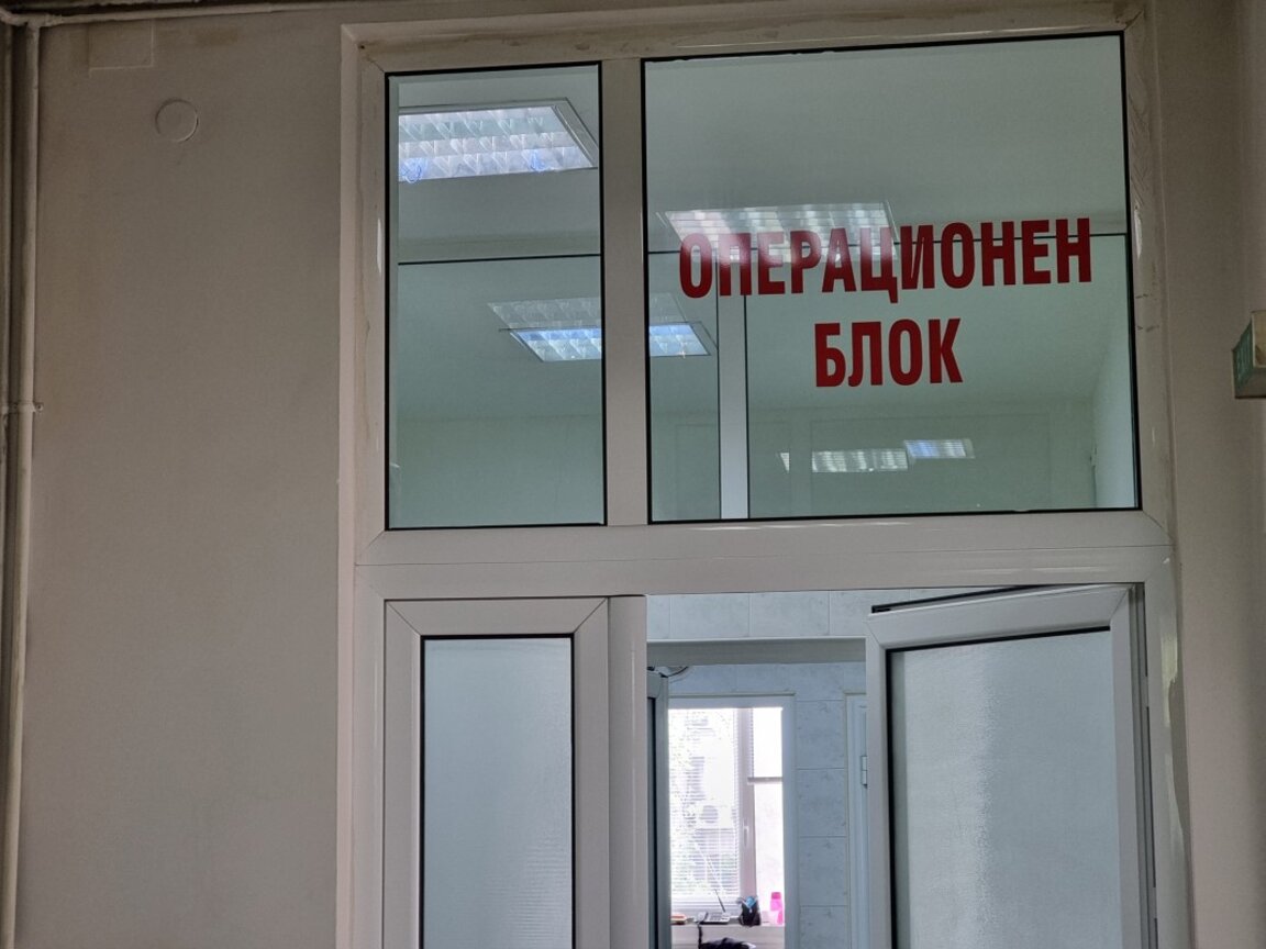 Седем души в тежко състояние след сблъсък на автомобил и микробус