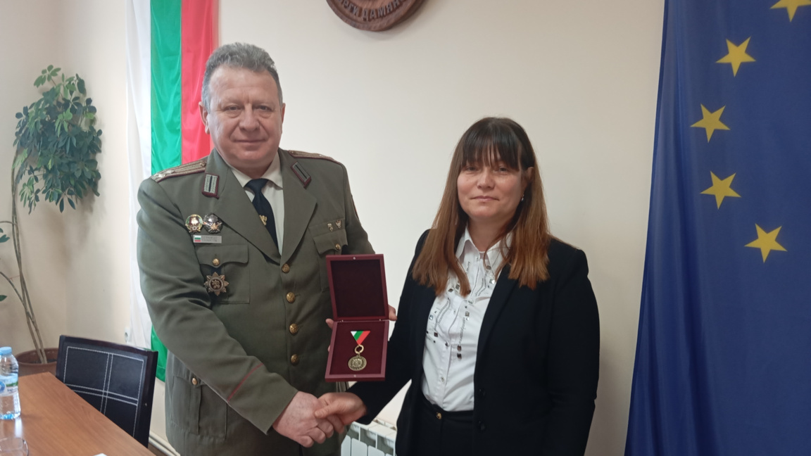 Полковник Иван Иванов връчи медала на кмета Нина Петкова.