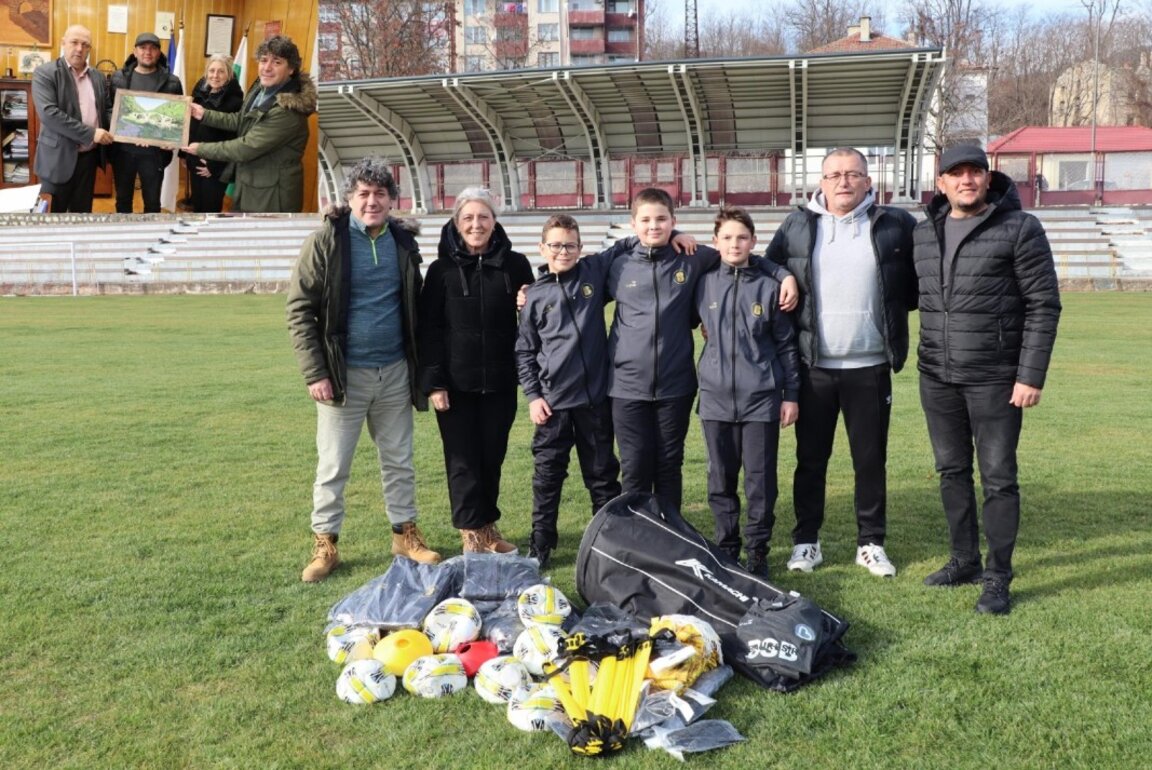 Изселници от Балъкесир дариха футболни екипи на децата в Ардино