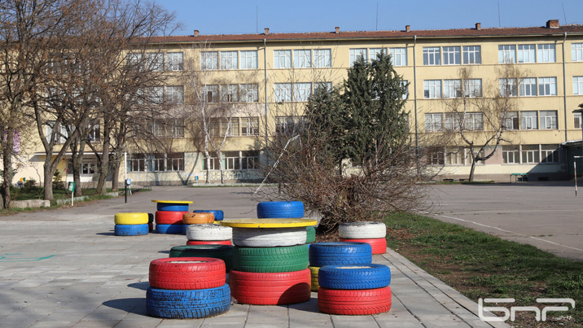 Момиче е починало в училищен двор по време на игра