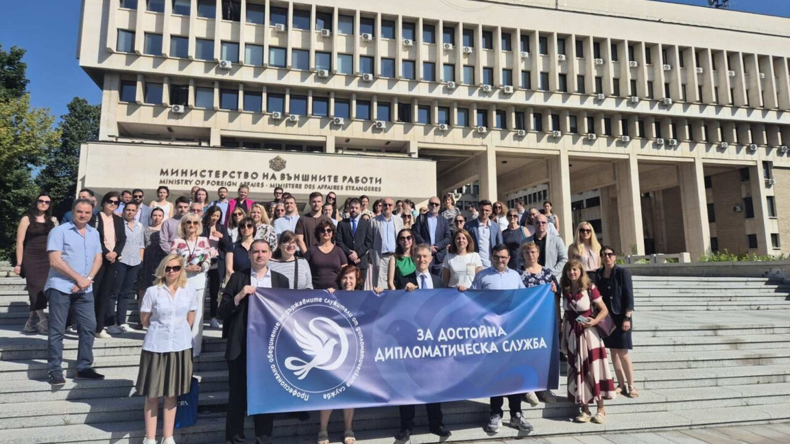 Diplomatic staff protest in front of the Ministry of Foreign Affairs