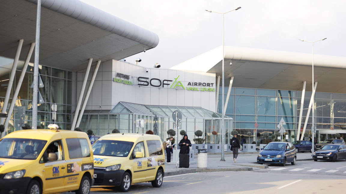Два самолета от Дубай пристигнаха на летището в София днес