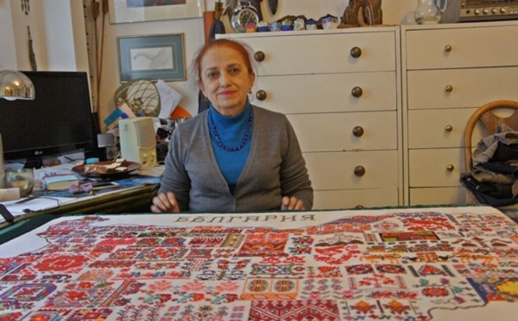 Iren Welitschkowa-Yamami aus Japan stellt ihr neues Buch über bulgarische Stickkunst vor