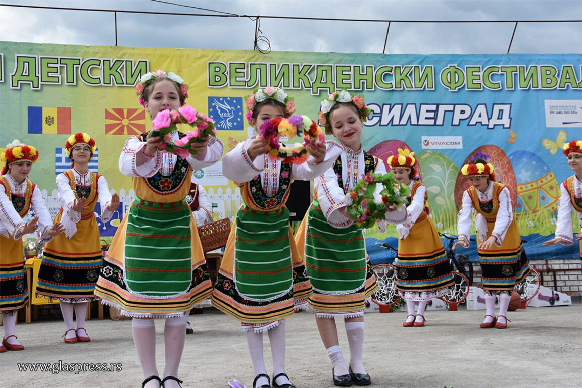 Bulgarische Kinder feiern zusammen Ostern in Bosilegrad