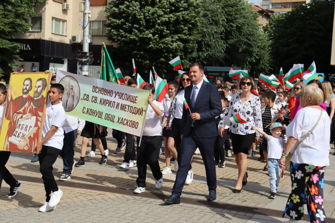 С многохилядно шествие Хасково празнува 24 май- Денят на българската азбука, просвета и култура