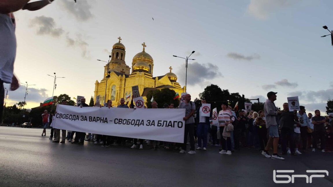 Десето протестно шествие в защита на кмета на Варна, облепиха фасадата на Съдебната палата с лозунги (СНИМКИ)