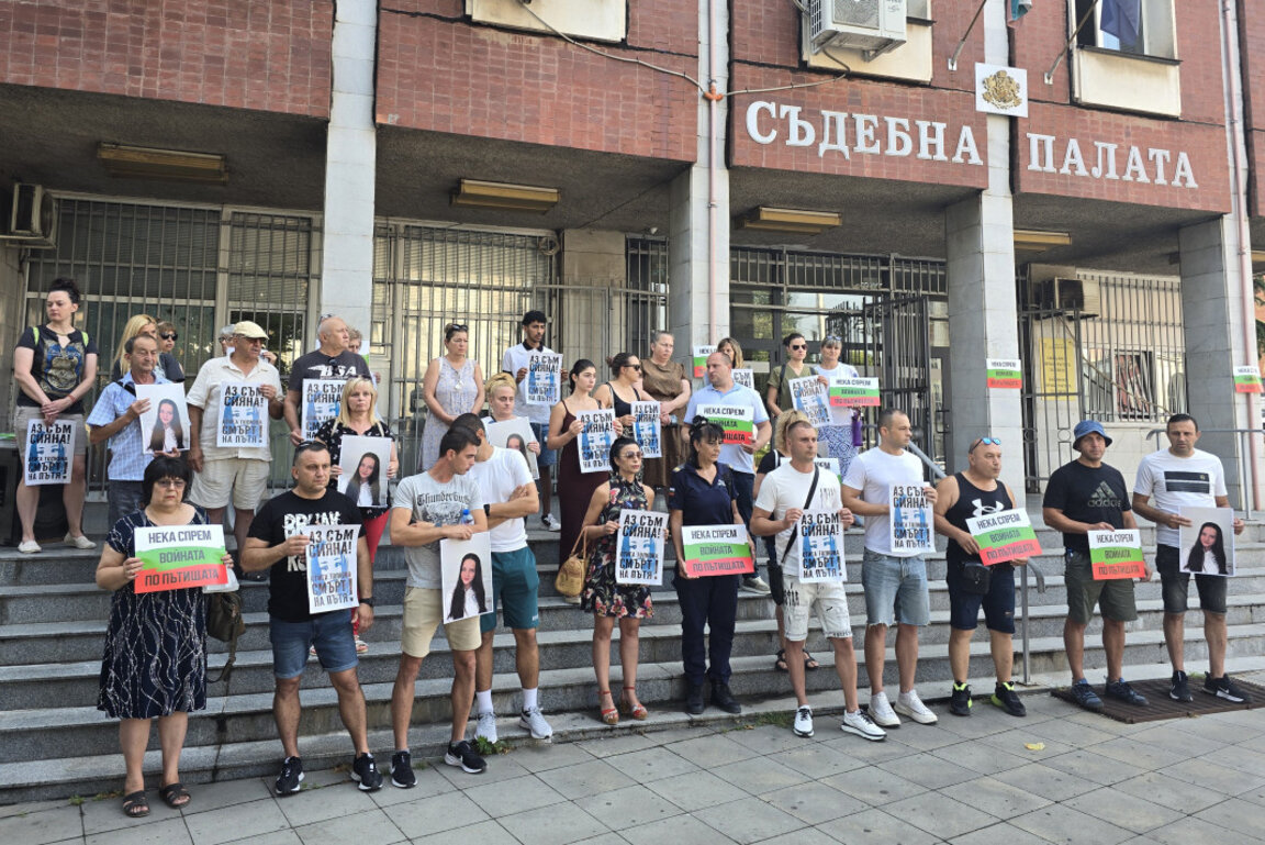 Протест пред съда в Плевен, настояват за справедливост за смъртта на Сияна