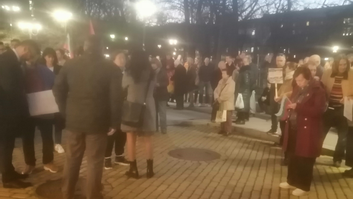 Партия "България може" организира протест пред МО