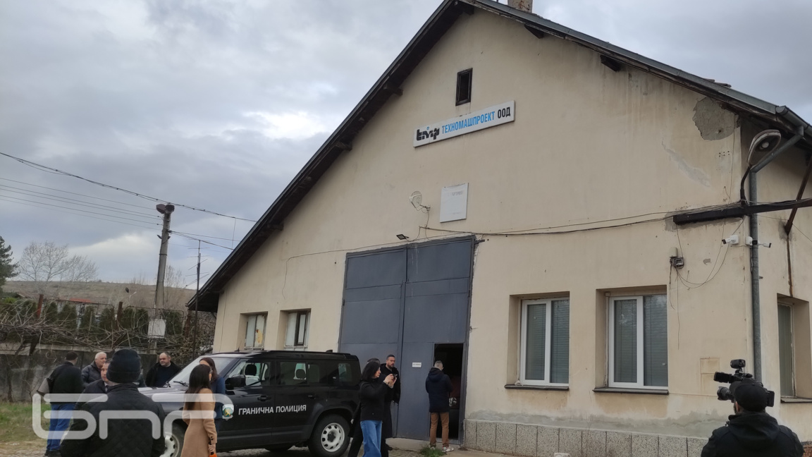 Двама арестувани за 72 ч. след акцията в нелегалната фабрика за цигари в Дупница