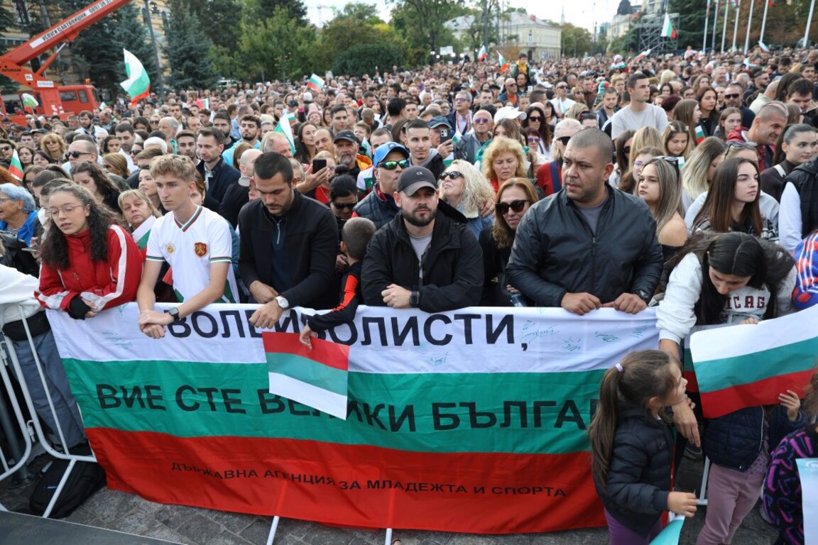 Хиляди посрещнаха волейболните ни национали в центъра на София