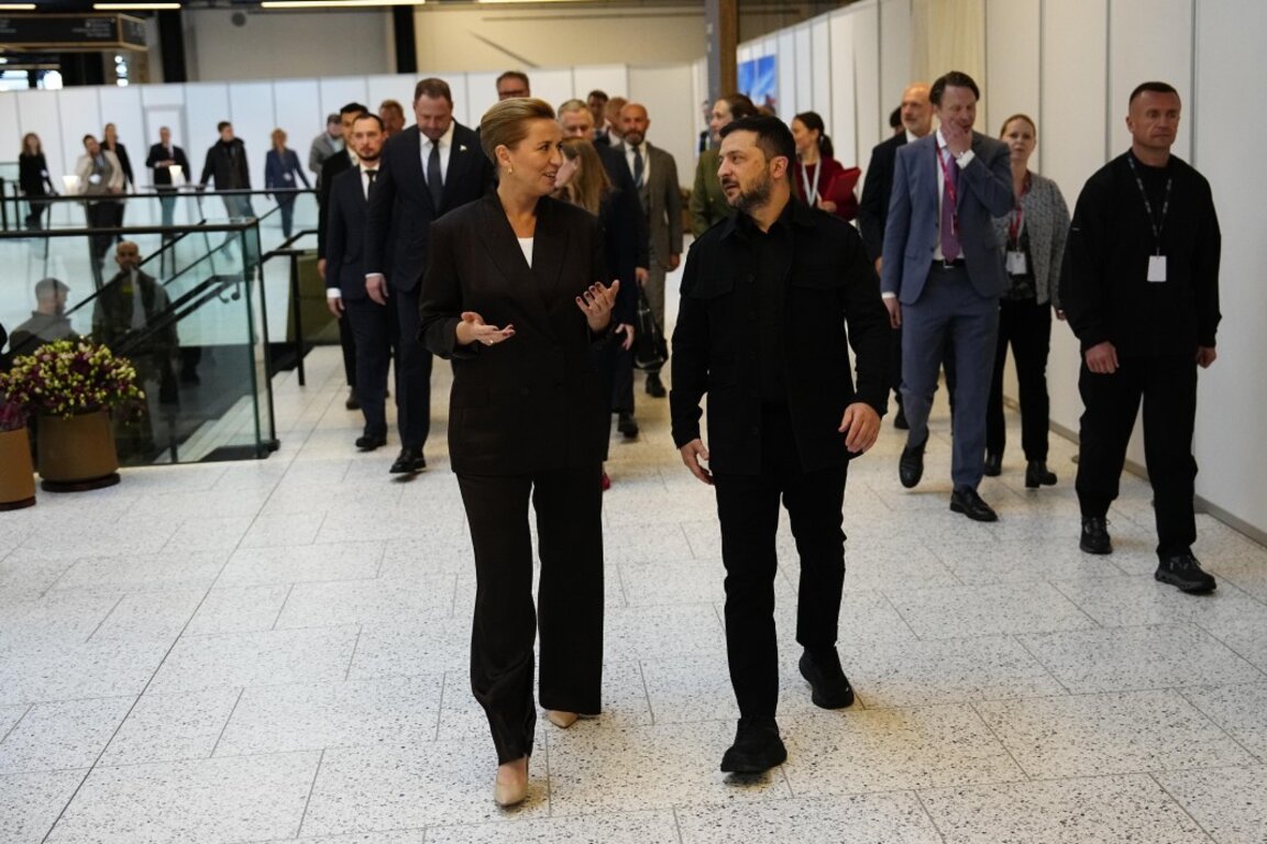 Домакинът на срещата в Копенхаген - датската премиерка Мете Фредериксен, с украинския президент Володимир Зеленски, 2 октомври 2025 г.