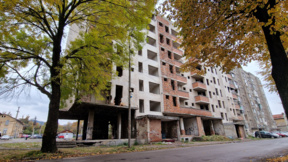 След години проблеми с обществения ред недостроен блок в Перник е продаден 