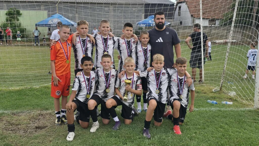 Отборите от школата на "Локомотив" Мездра продължават подготовката си