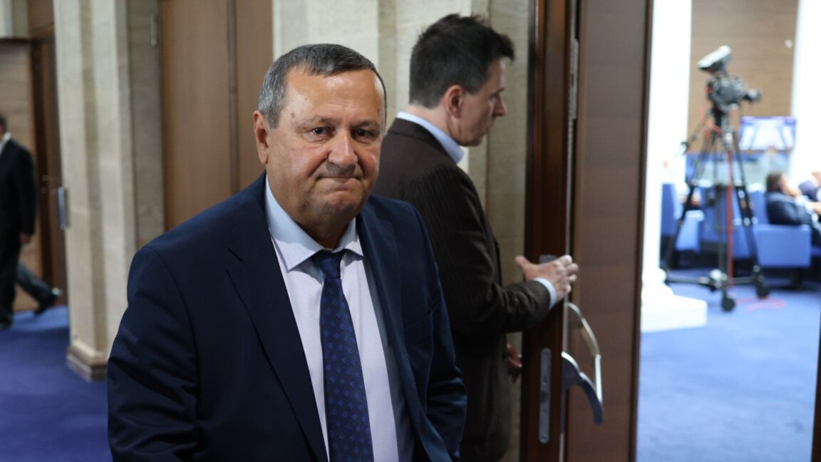 Хасан Адемов от ПГ ДПС-ДПС в кулоарите на парламента.