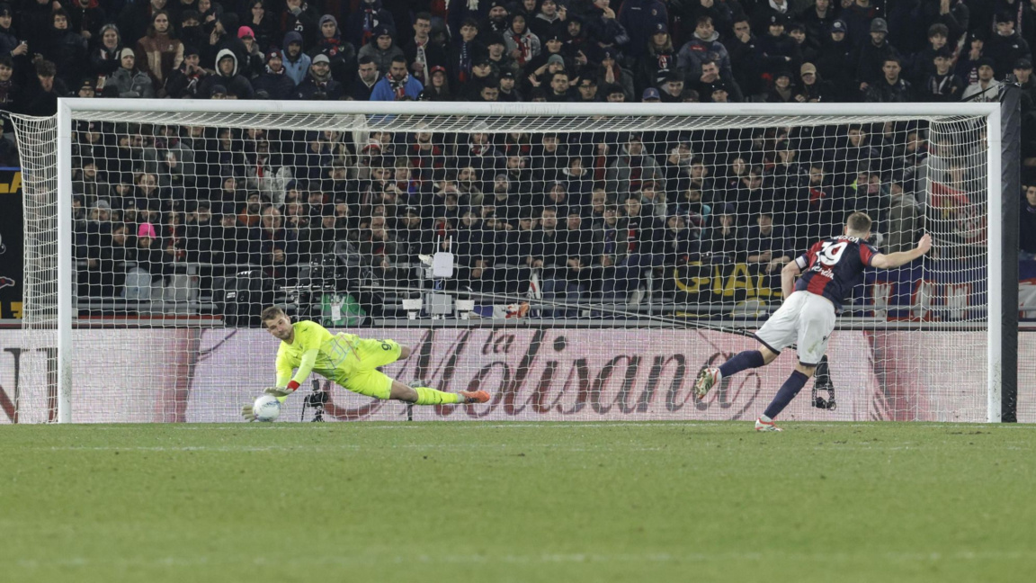 Вратарят на Лацио Проведел спасява дузпата на Фъргюсън.