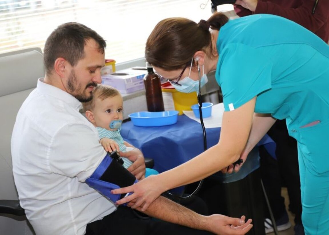 Sacerdotes donan sangre en vísperas del Día de la Familia Cristiana