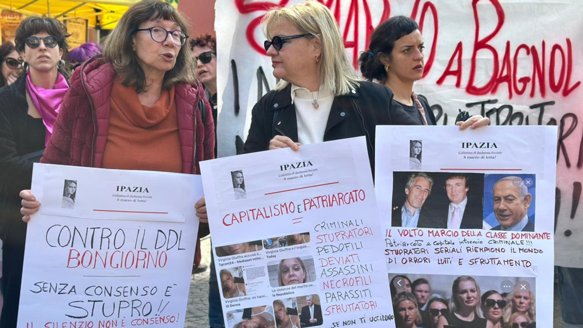 На митинга, организиран от "Non una di meno" (Нито с една по-малко), на Международния ден на жената в Баньоли, Италия, 8 март 2026 г.