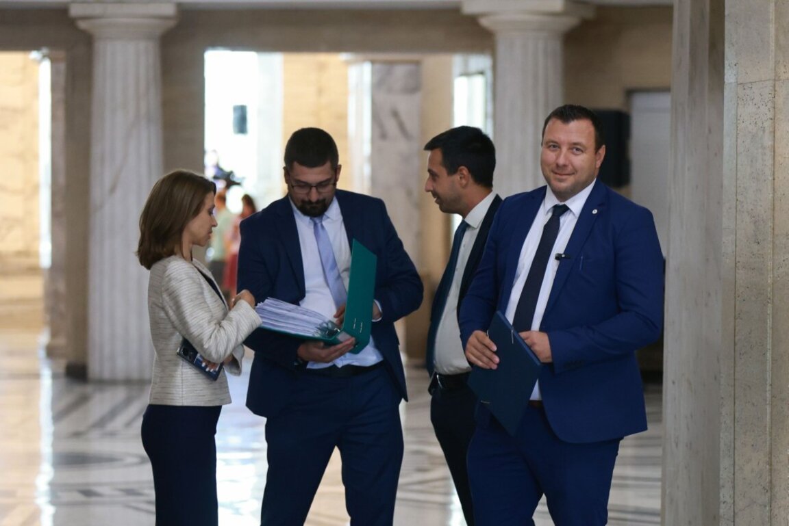 "Възраждане" се регистрира за вота на 27 октомври