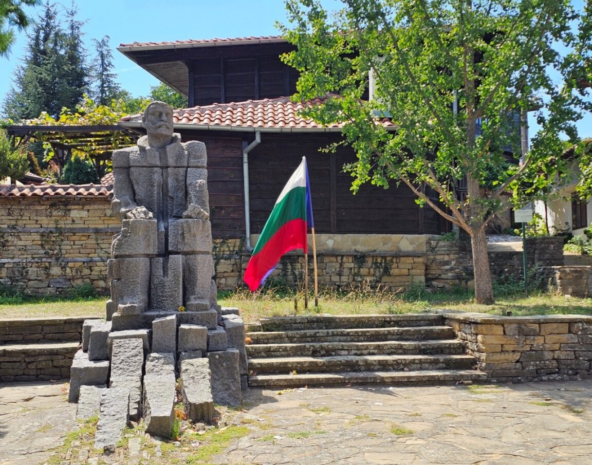 Паметник на Захари Стоянов в родното му село Медвен