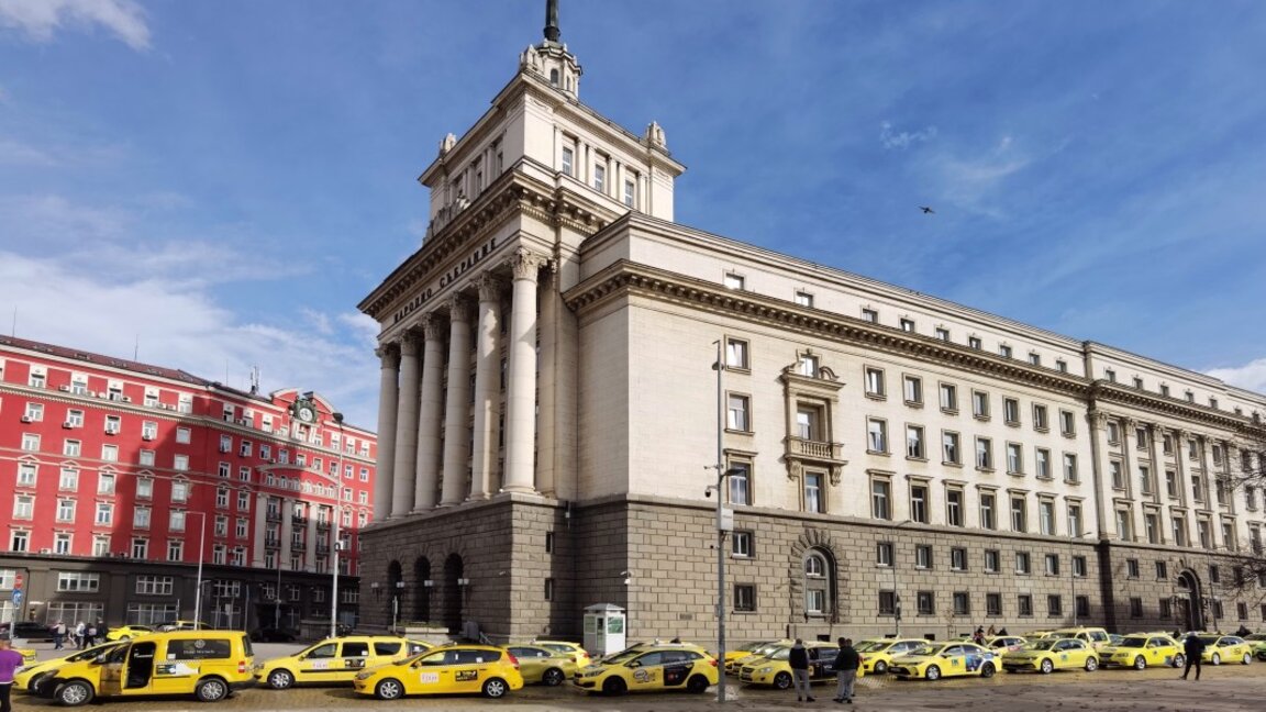 Стотици таксиметрови коли се събраха пред парламента в София