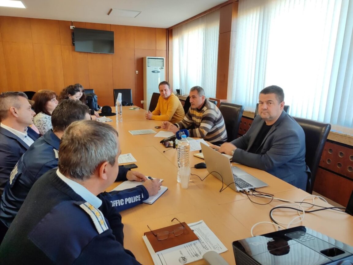 Забрана за паркиране по две улици