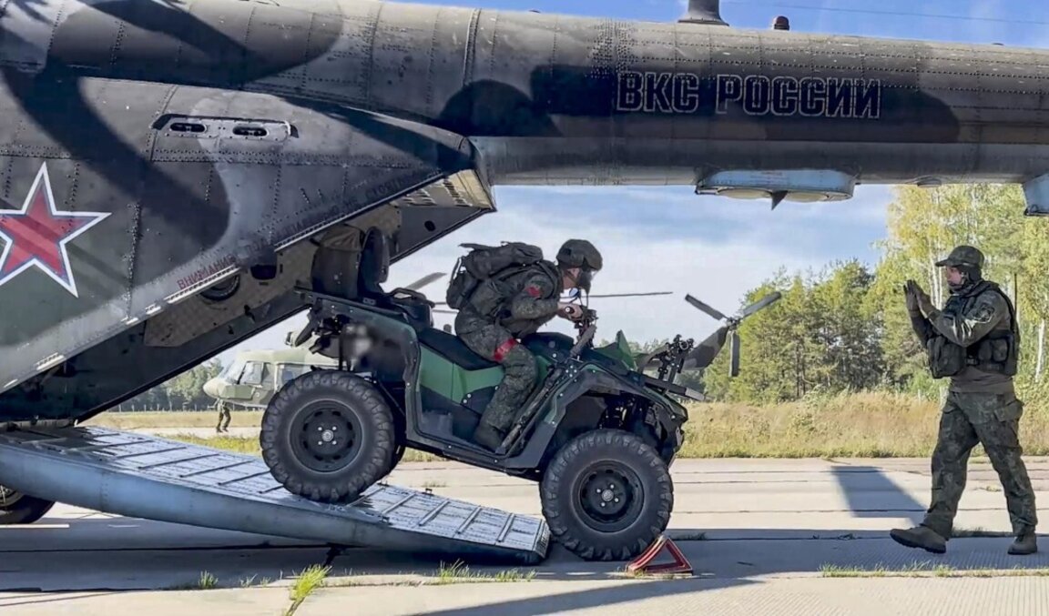 Американски офицери наблюдават военното учение на полигон в Беларус