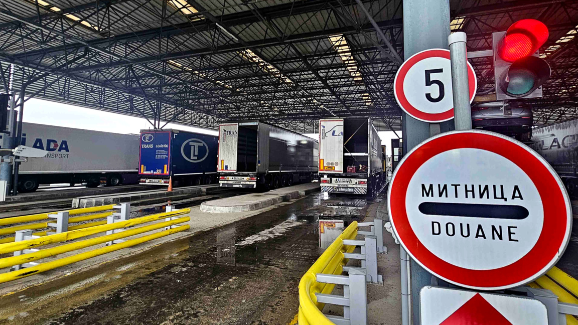 Остава натоварено движението за тирове към Турция