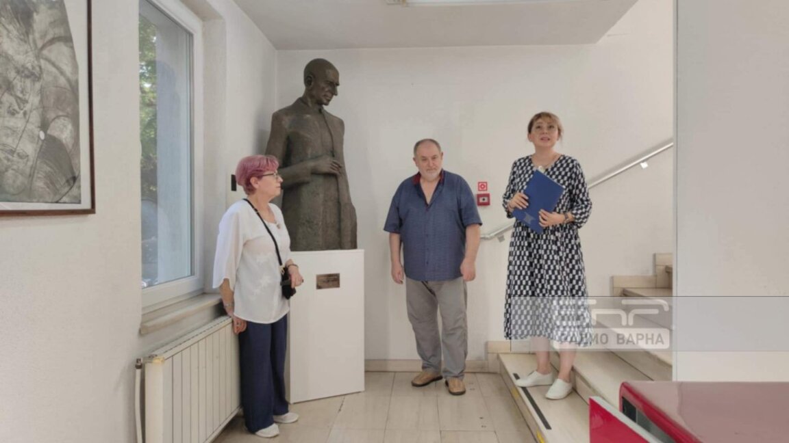 Радио Варна прие ценно дарение - бронзова скулптура на Йордан Каранов