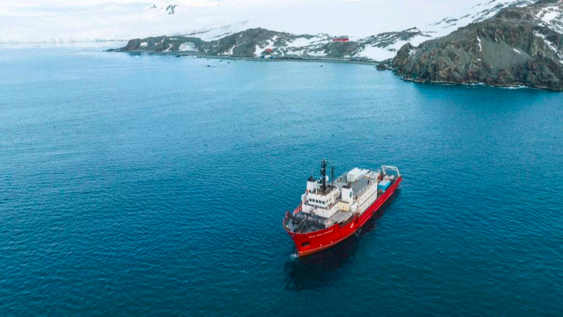 Antarctique: Le "Saints Cyrille et Méthode" a atteint l'île Livingston
