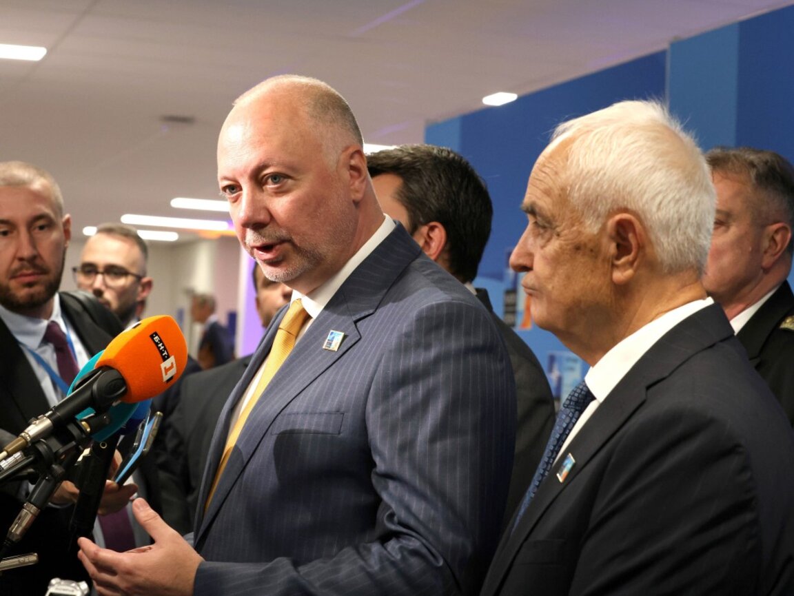 Министър-председателят Росен Желязков и министърът на отбраната Атанас Запрянов (вдясно) - Хага, 25 юни 2025