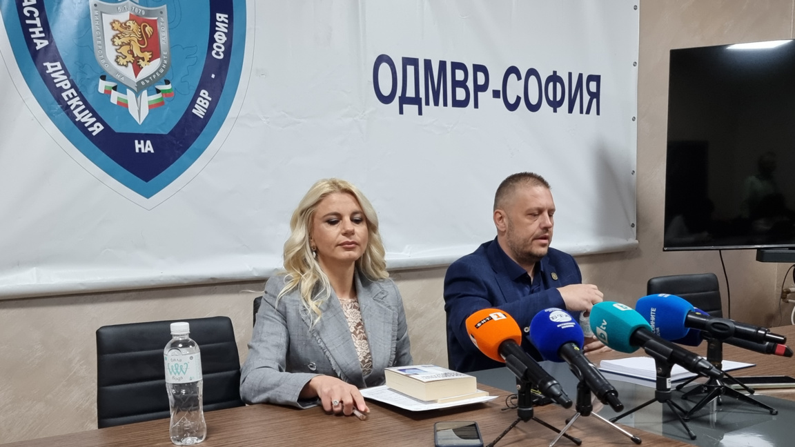 Софийската окръжна прокуратура съвместно с Областната дирекция на МВР - София провеждат брифинг по повод въоръжен грабеж, извършен в Ихтиман. На снимката: и.ф. административен ръководител на Окръжна прокуратура - София  Христина Лулчева и директорът на ОДМВР-София старши комисар Тихомир Ценов.