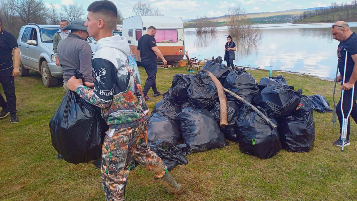 Над 100 чувала отпадъци събрани край „Тича“