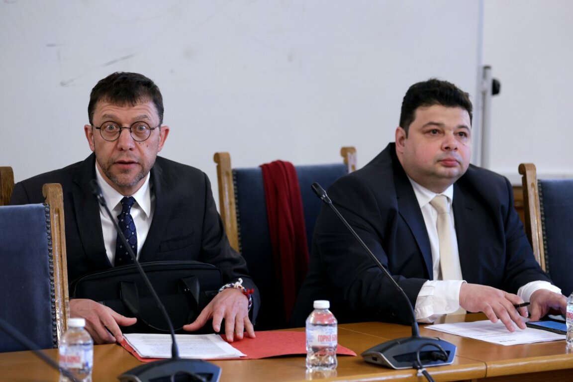 Йонко Грозев (вляво) и Орлин Колев на изслушването в Комисията по конституционни и правни въпроси на НС - .12 март 2025 г.