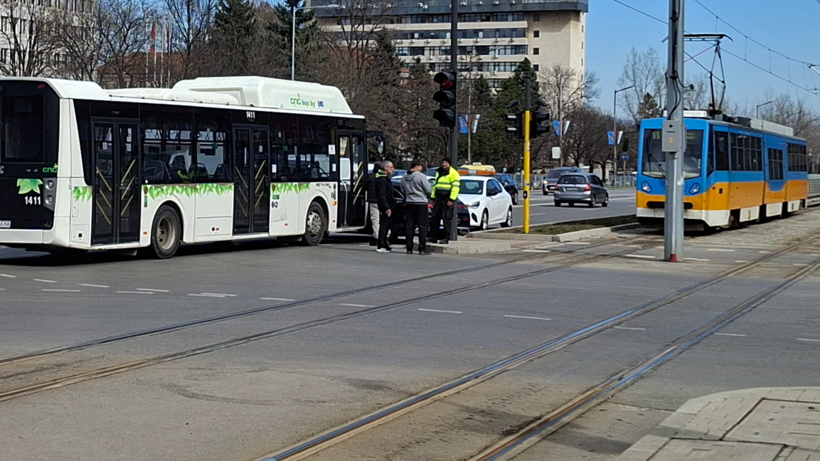 ПТП с автобус на градския транспорт бави движението по бул. "Цар Борис III"