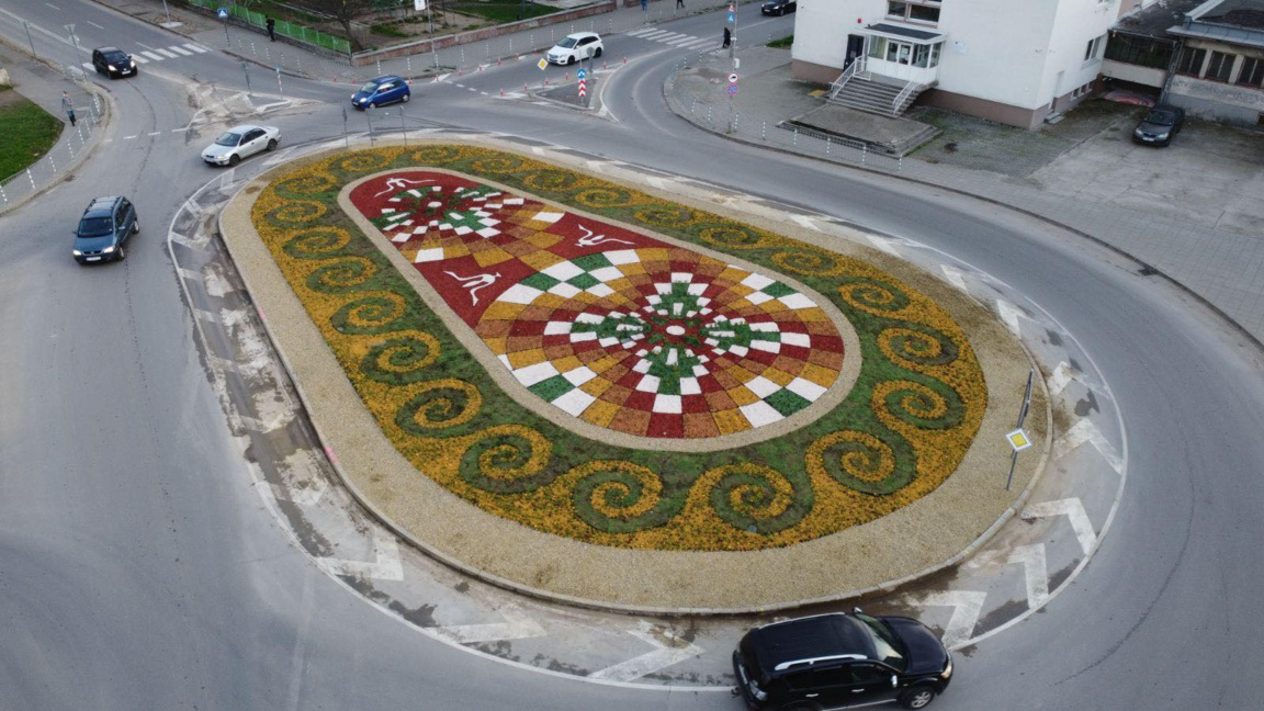 Многоцветна мозайка от растения преобрази кръгово в Стара Загора
