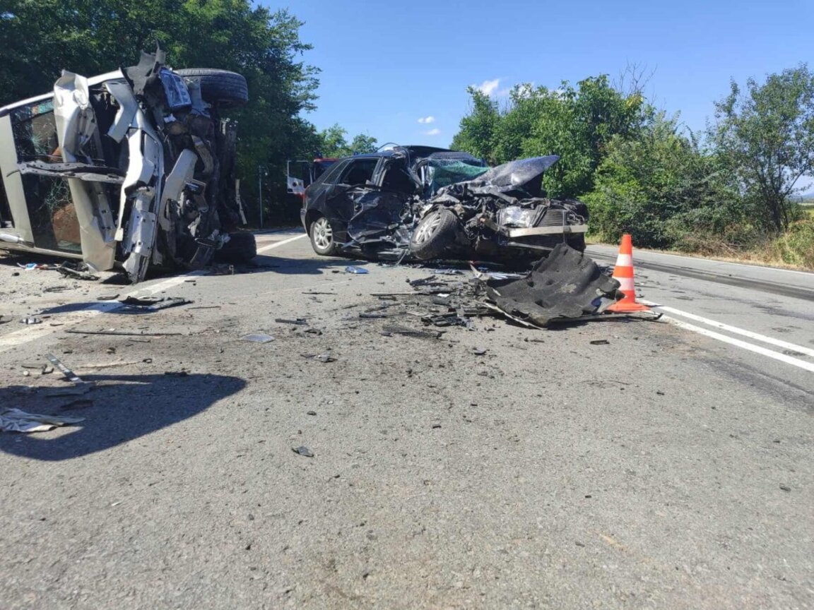 Двама с опасност за живота след катастрофа