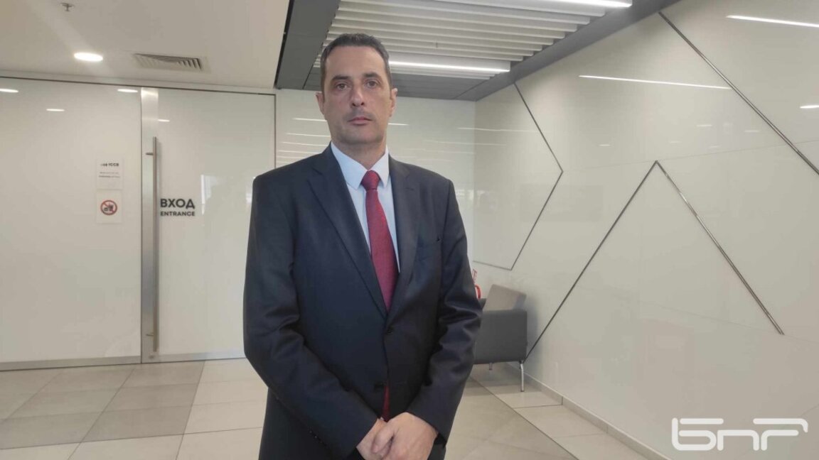 Министър Гвоздейков: Проектът за жп връзка между Бургас и летището не е спрян