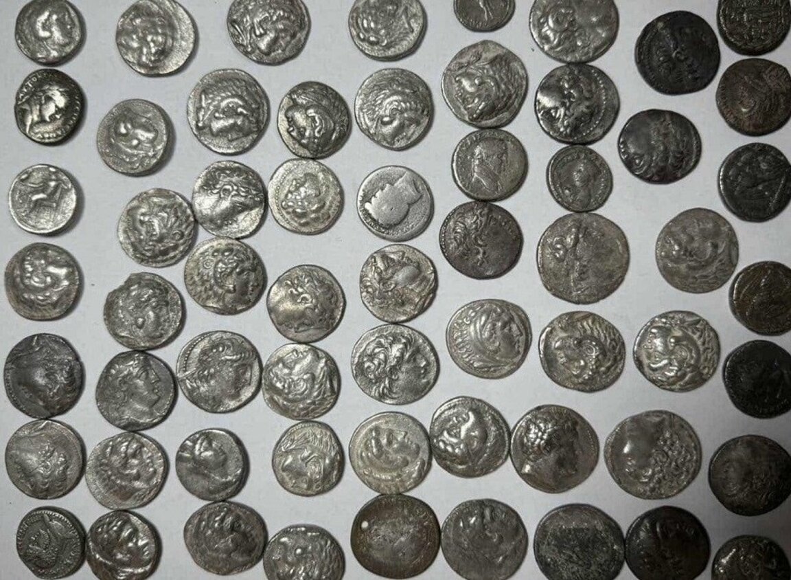 Близо 1900 старинни монети и стрели задържаха на Лесово