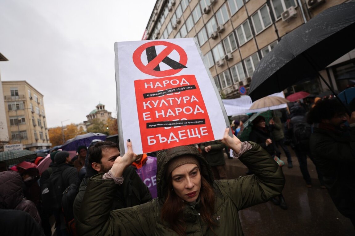 На протеста на културните дейци под наслов "Народ без култура е народ без бъдеще!" На снимката: актрисата Весела Бабинова.
