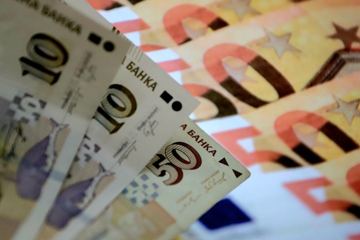 Preparations for the introduction of the euro in the non-banking financial sector are at an advanced stage