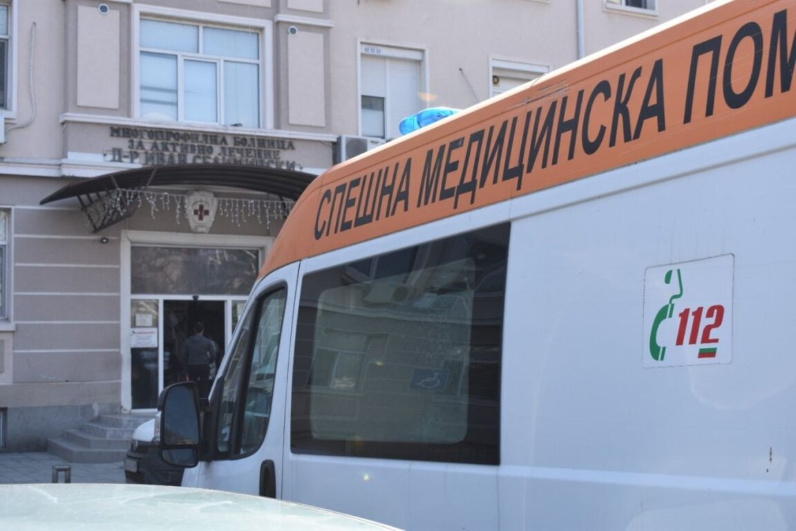 Линейка пред МБАЛ „Д-р Иван Селимински“ в Сливен.