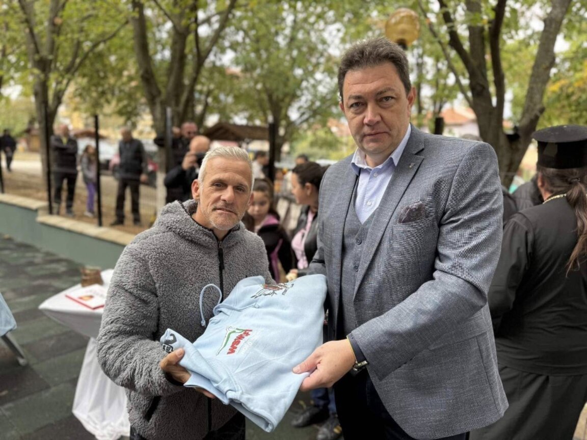 Легендарният Йордан Йовчев откри нова спортна площадка в Петрич