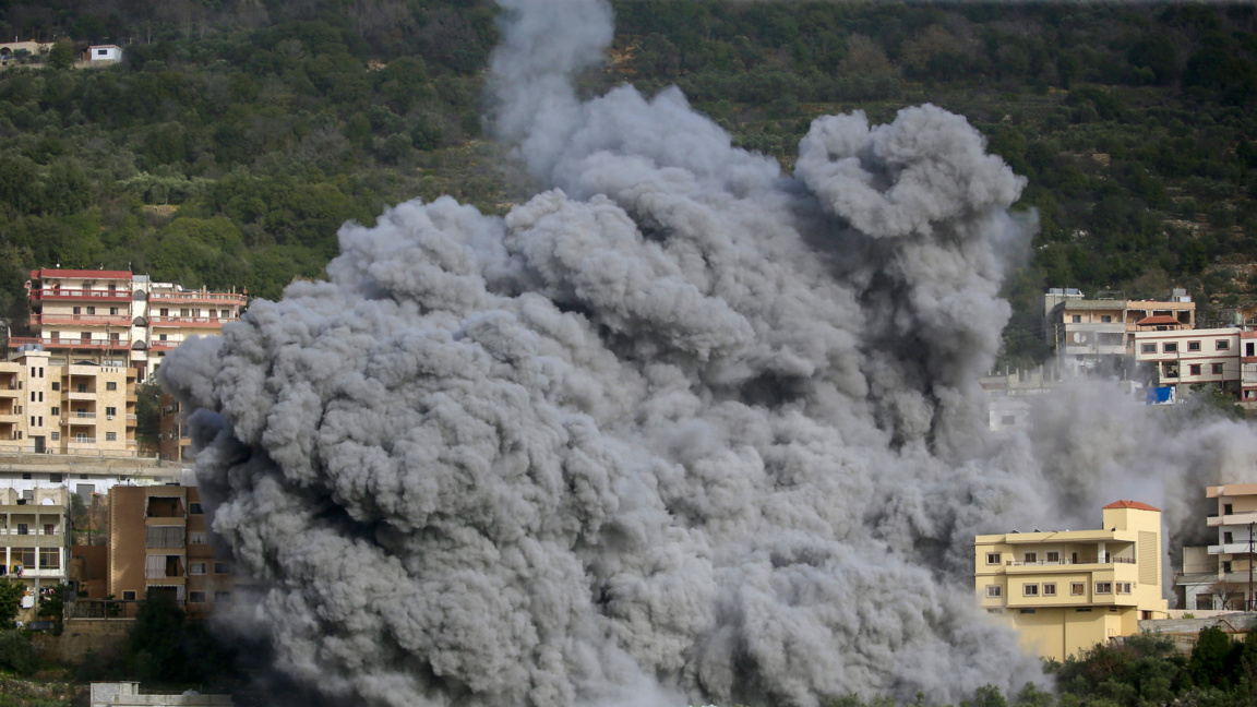 Дим се издига над сгради в Аин Кана в Югоизточен Ливан след удари на израелската армия