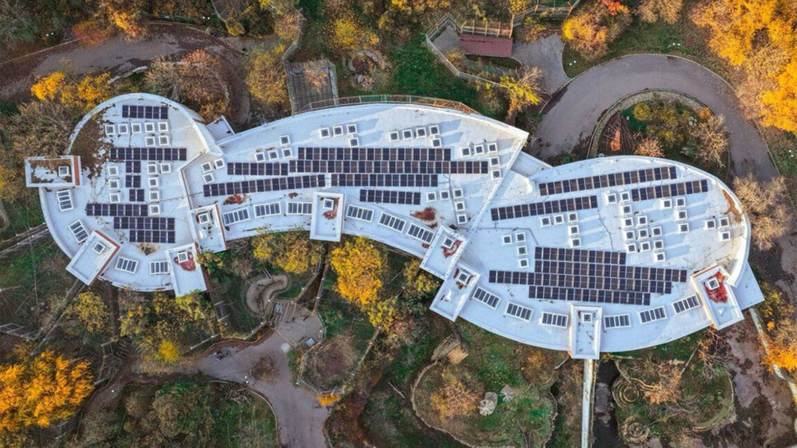 Фотоволтаиците са монтирани върху покривите на 3 от големите  сгради – „Гиганти“, „Големи котки“ и „Кухня“