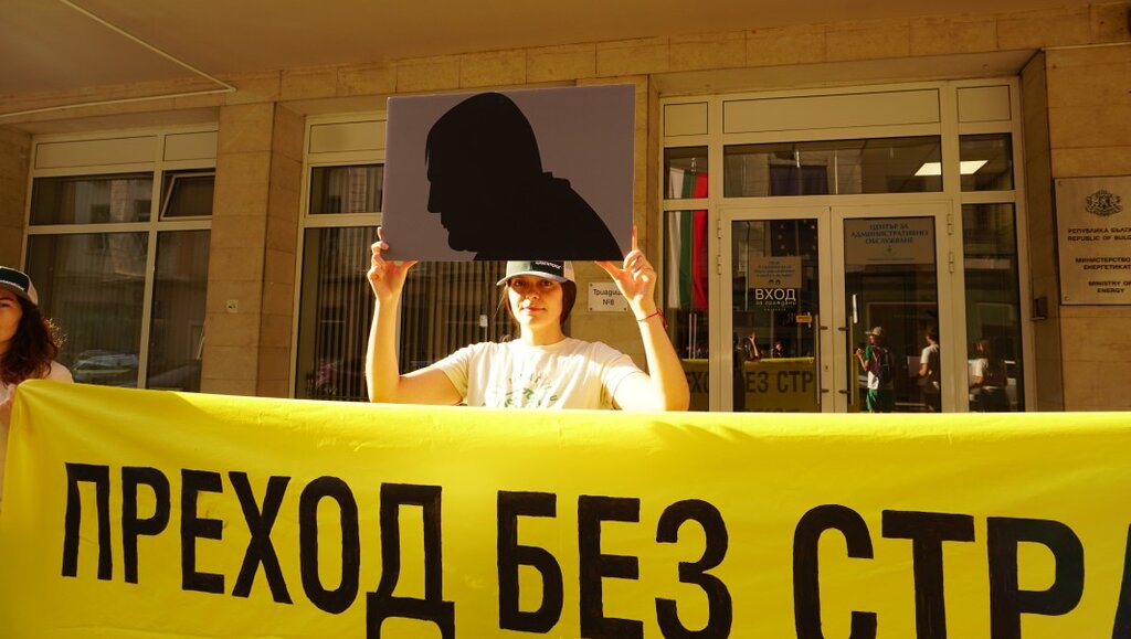 С акция с въглищен прах екоактивисти настояха за енергиен преход без монополи
