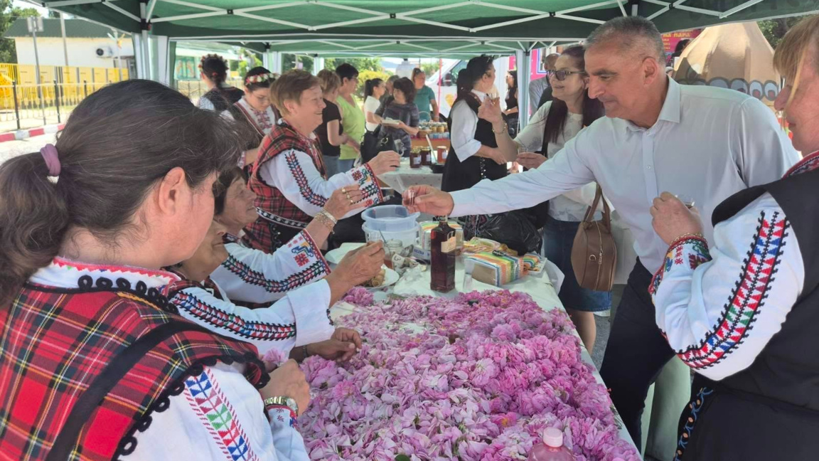Празник на розите и гюловата ракия в Гурково