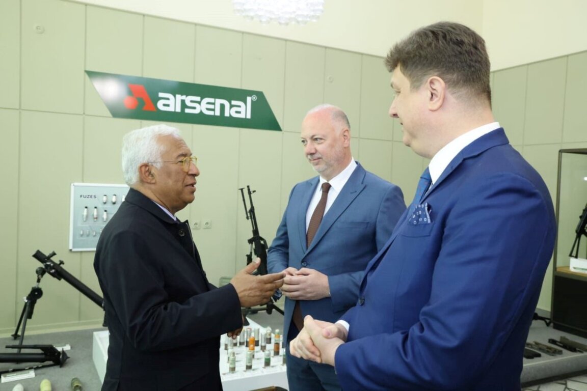 Prime Minister Rosen Zhelyazkov (C) and European Council President Antonio Costa (R).